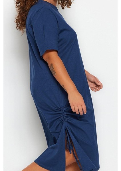 Moda Stil Relaxed Bisiklet Yaka Midi Boy Büyük Beden Yandan Büzgülü ve Yırtmaçlı Örme Elbise