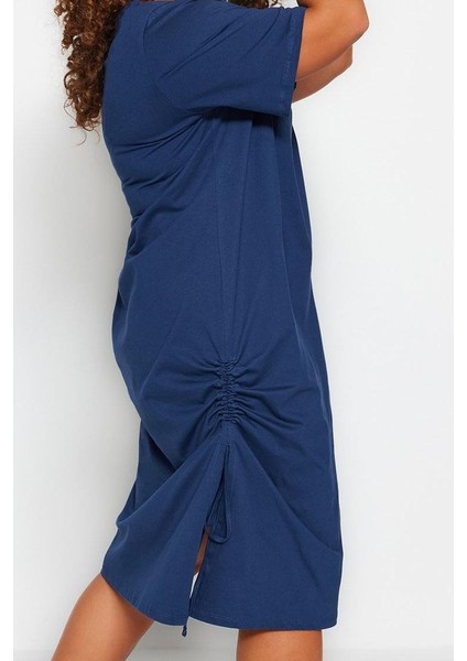 Moda Stil Relaxed Bisiklet Yaka Midi Boy Büyük Beden Yandan Büzgülü ve Yırtmaçlı Örme Elbise fiyatları