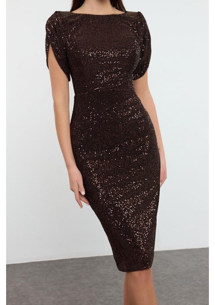 Moda Stil Fitted Kayık Yaka Midi Boy Vücuda Oturan Parıltılı Örme Payet Şık Abiye Elbise
