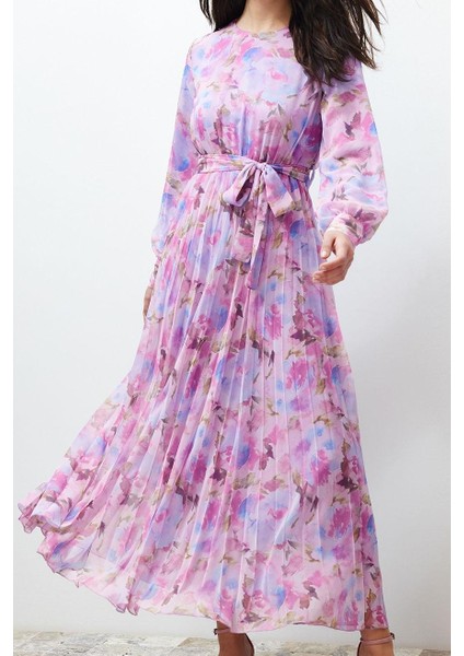 Moda Regular Bisiklet Yaka Maxi Tesettür Çiçekli Kuşak Detaylı Astarlı Piliseli Şifon Dokuma Elbise