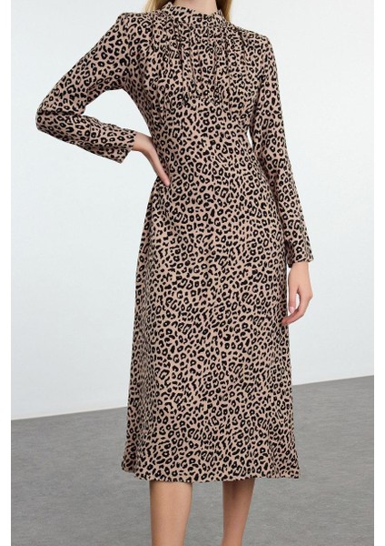 Moda Stil Regular Dik Yaka Midi Boy Desen Yakası Drape Detaylı A Kesim Dokuma Elbise