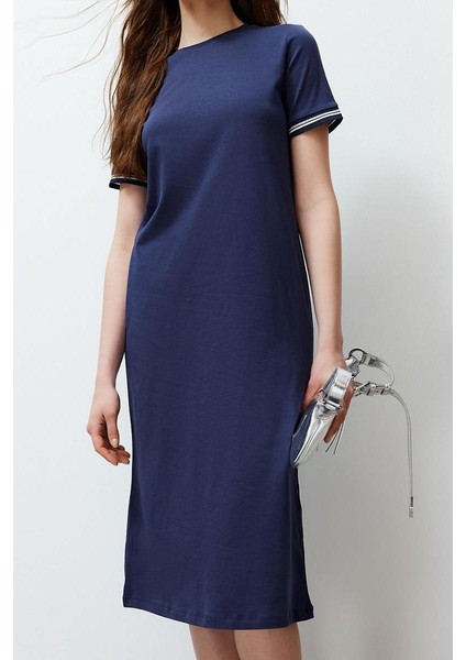 Moda Stil Relaxed Bisiklet Yaka Midi Boy Triko Bant Detaylı Kısa Kol Esnek Örme Elbise