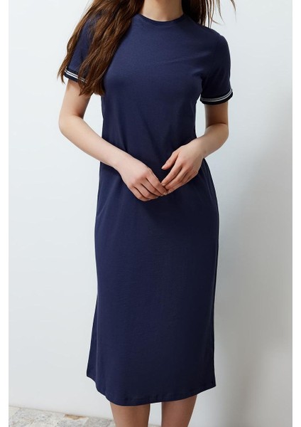 Moda Stil Relaxed Bisiklet Yaka Midi Boy Triko Bant Detaylı Kısa Kol Esnek Örme Elbise