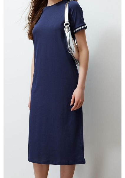 Moda Stil Relaxed Bisiklet Yaka Midi Boy Triko Bant Detaylı Kısa Kol Esnek Örme Elbise