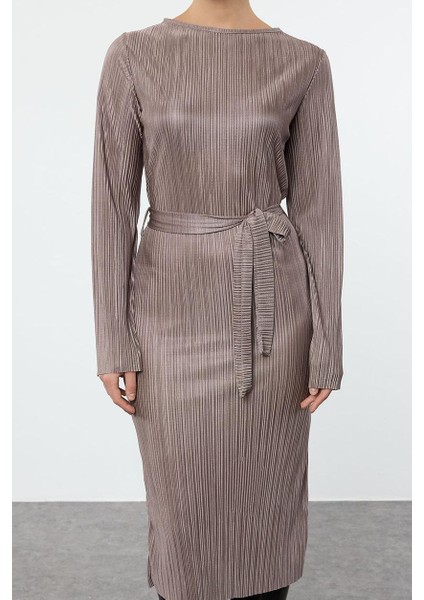 Moda Stil Regular Kayık Yaka Midi Boy Premium Pilise Kumaşlı Flare Kol Detaylı A-Line Örme Elbise