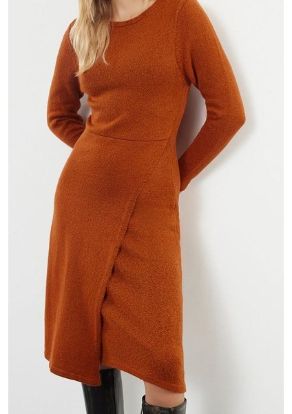 Moda Stil Regular Bisiklet Yaka Midi Boy Triko Yumuşak Dokulu Kruvaze Etek Detaylı Elbise