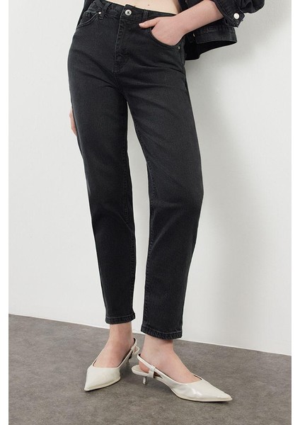 Kadın Moda Şık Kot Pantolon Boru Paça Uzun Boy Denim Normal Bel Slim Mom Jeans fiyatları