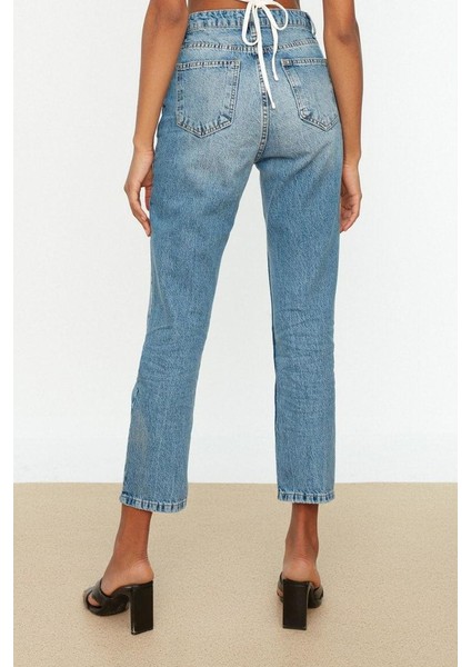 Kadın Moda Şık Kot Pantolon Boru Paça Regular Boy Denim Mavi Yırtık Detaylı Yüksek Bel Jeans
