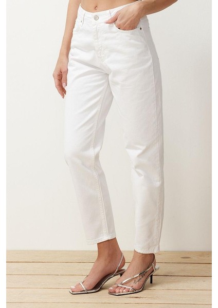 Kadın Moda Şık Kot Pantolon Dar Paça Regular Boy Denim Beyaz Yüksek Bel Mom Jeans modelleri