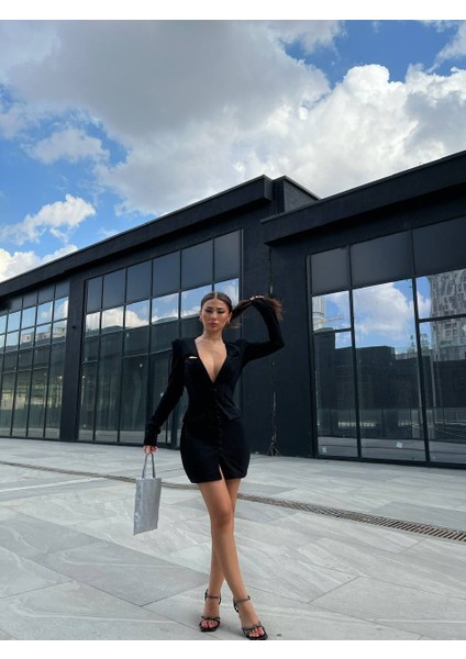 Omuz Vatkalı & Düğme Detaylı Siyah Ceket Elbise fırsatları