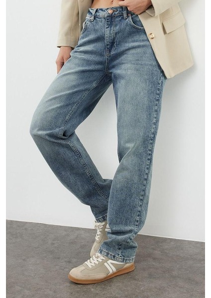 Kadın Moda Şık Kot Pantolon Boru Paça Regular Boy Denim Mavi Soluk Vintage Normal Bel Straight Jeans modelleri