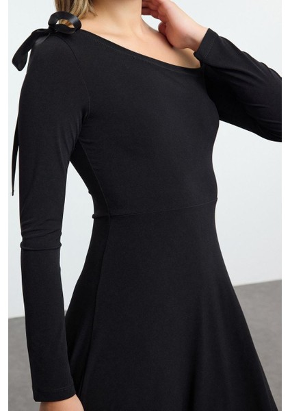 Kadın Moda Şık Midi Boy Asimetrik Yaka Slim Fiyonk Detaylı Kuşaklı Skater Örme Elbise modelleri