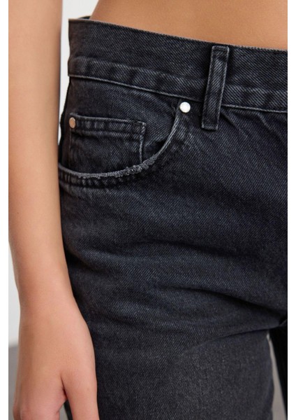Stil Kadın Moda Denim Kot Pantolon Uzun Boru Paça Normal Bel Straight Jeans fiyatları
