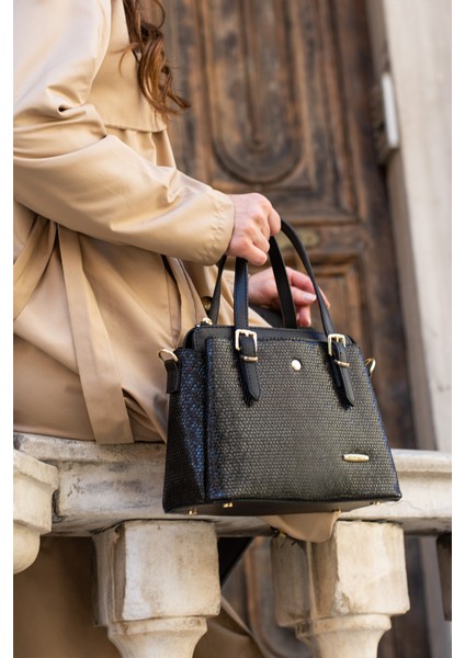 Kadın Uzun Askılı 4 Bölmeli Gold Aksesuarlı Sade Şık Omuz ve El Çantası