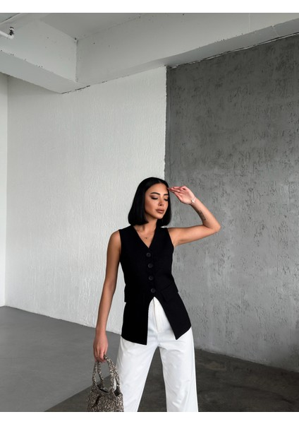 Kadın Asimetrik Detaylı Düğmeli Cep Kapaklı Yelek