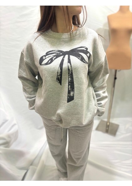 Kurdele Fiyonk Sweat Kazak Oversize bedenlidir S m L bedenleri mevcuttur kalıp geniştir