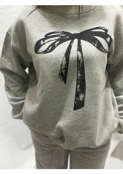 Kurdele Fiyonk Sweat Kazak Oversize bedenlidir S m L bedenleri mevcuttur kalıp geniştir fiyatları