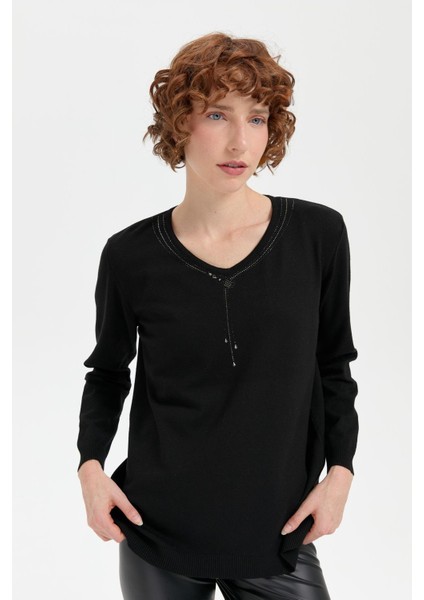 Kadın V Yaka Taşlı Kolye Desenli Ligra Bluz Siyah