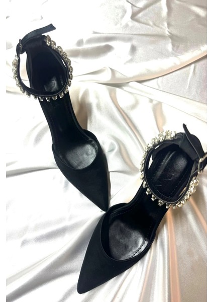 Lady Saten Siyah Kristal Taşlı 8 cm Şeffaf Topuklu Sivri Burunlu Abiye Ayakkabı