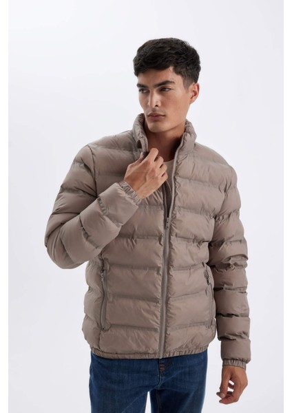 Regular Fit Dik Yaka Fermuarlı Cepli Mevsimlik Baharlık Şişme Mont