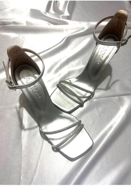 Lady Gümüş Taşlı Çok Şık 8 cm Şeffaf Topuklu Küt Kare Burunlu Düğün Nişan Abiye Ayakkabı Sandalet modelleri