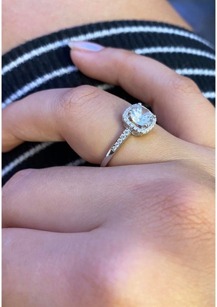 Kadın Kare Çerçeve Model Taşlı Gümüş Yüzük fiyatları