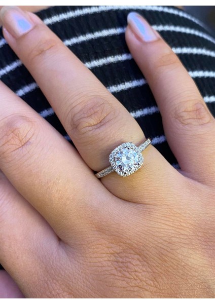 Kadın Kare Çerçeve Model Taşlı Gümüş Yüzük modelleri