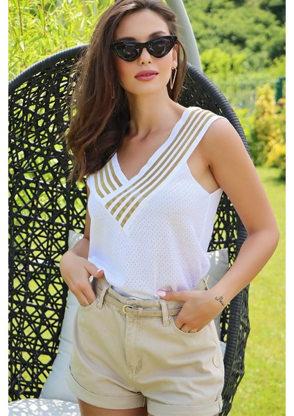 Kolsuz Ön Arka V Yaka Sim Detaylı Beyaz-Altın modelleri