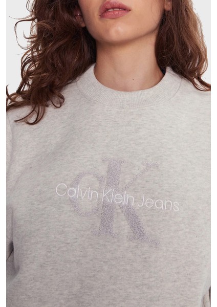 Logo Işlemeli Pamuklu Comfort Fit Bisiklet Yaka Sweat J20J224652P6G Bayan Sweat J20J224652 P6G fırsatları