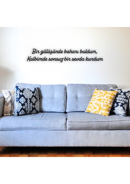 Bir Gülüşünde Baharı Buldum Siyah Ahşap Duvar Yazısı - 20 x 120 cm Dekoratif Aşk Temalı Duvar Dekoru