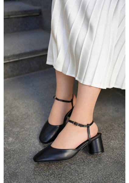 Eddy Siyah Yuvarlak Kalın Topuklu Küt Burunlu Toka Detaylı Kadın Topuklu Ayakkabı