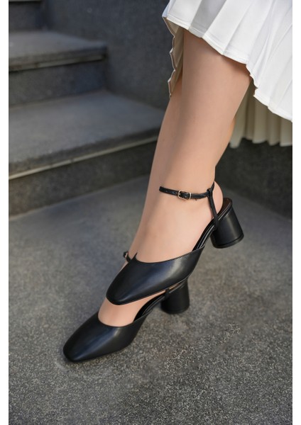 Eddy Siyah Yuvarlak Kalın Topuklu Küt Burunlu Toka Detaylı Kadın Topuklu Ayakkabı modelleri