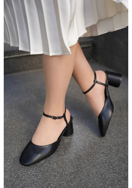 Eddy Siyah Yuvarlak Kalın Topuklu Küt Burunlu Toka Detaylı Kadın Topuklu Ayakkabı fırsatları