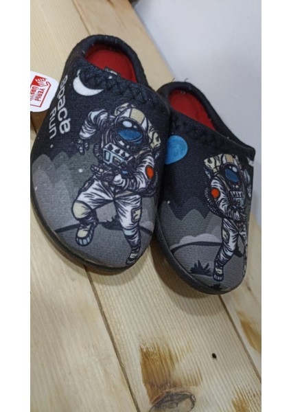 Kışlık Içi Pamuklu Rahat Taban Astronot Desenli Çocuk Ev Terliği modelleri