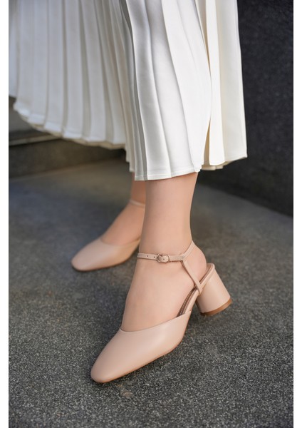 Eddy Nude Yuvarlak Kalın Topuklu Küt Burunlu Toka Detaylı Kadın Topuklu Ayakkabı