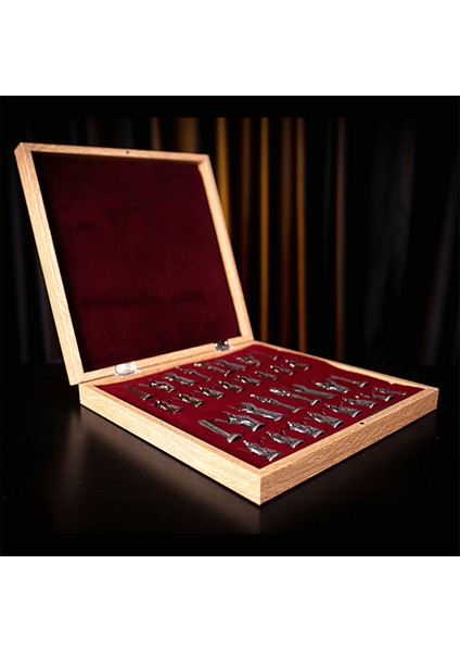 Gifthome Büyük Boy Metal Ingiliz Satranç Takımı Antik ve Rustik Desenli Sandıklı Mdf TAHTASI(36X36X6 Cm.) indirimleri