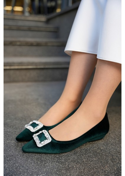 Carty Yeşil Kadife Kumaş Sivri Burun Taşlı Toka Detaylı Kadın Babet fiyatları