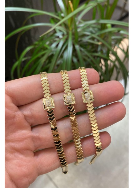 V Form Kare Taşlı Altın Bileklik CGKBLK0193