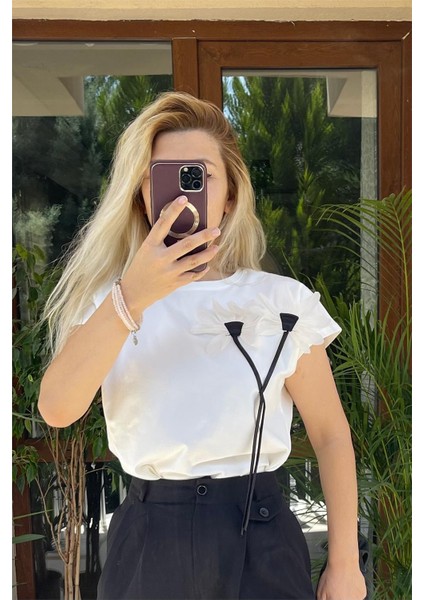 Çiçek Detaylı Bluz Beyaz fırsatları