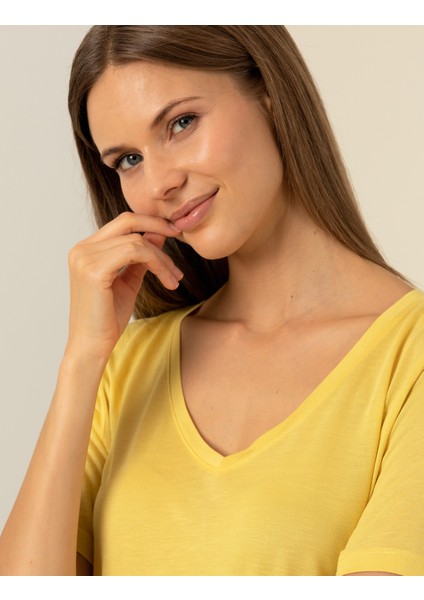 Kadın Neon Sarı Regular Fit Tişört 50246149-VR168