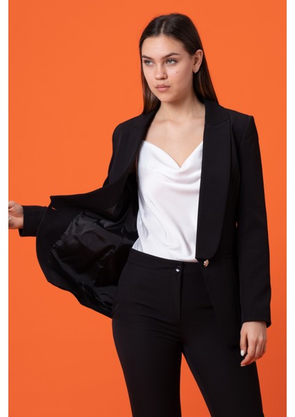 Yaka Detaylı Formlu Ceket