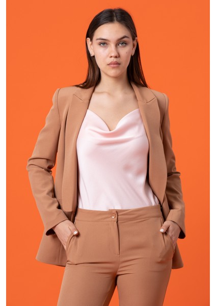 Yaka Detaylı Formlu Ceket