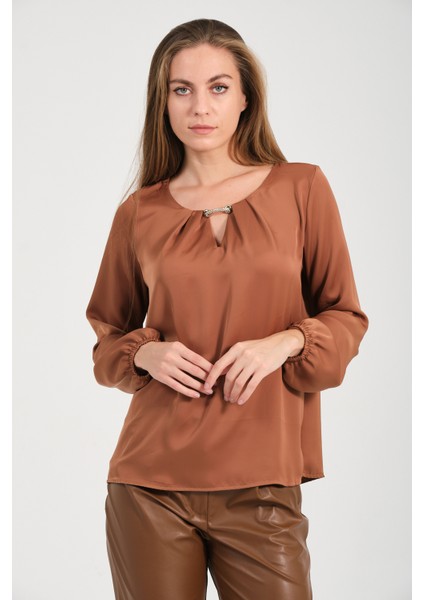 Yakası Aksesuarlı Bluz