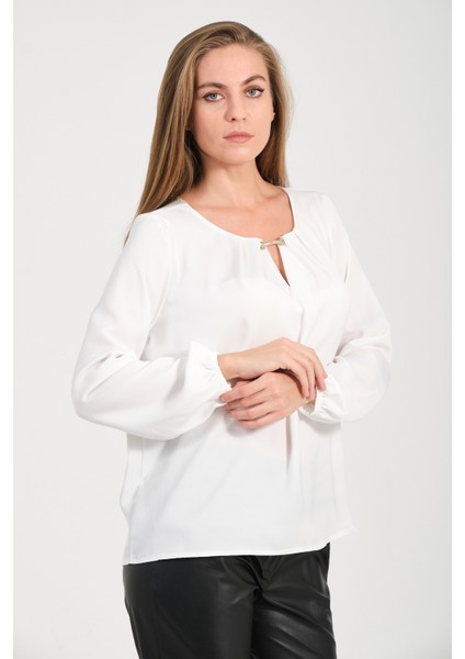 Yakası Aksesuarlı Bluz indirimleri