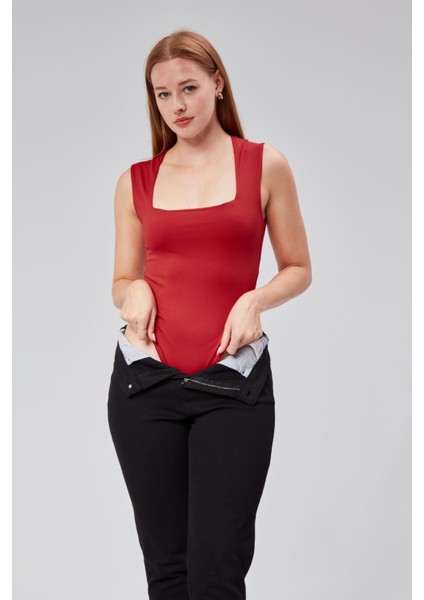 Kırmızı Astarlı Sıfır Kol Kare Yaka Dekolteli Çıtçıtlı Bodysuit