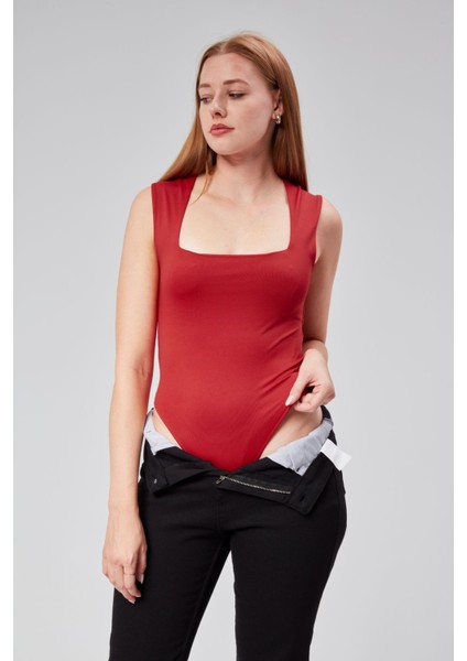 Kırmızı Astarlı Sıfır Kol Kare Yaka Dekolteli Çıtçıtlı Bodysuit