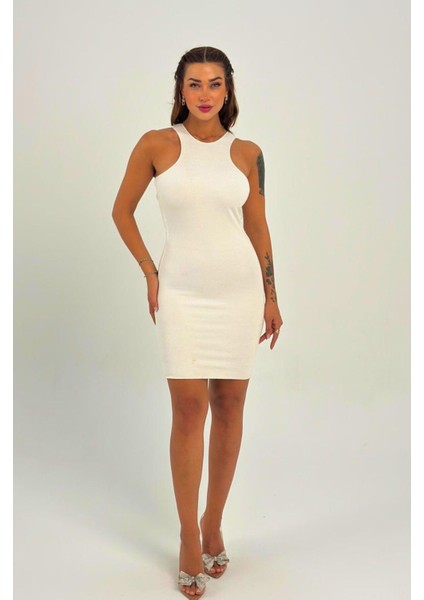 Beyaz Vücuda Oturan Sırt Dekolteli Mini Elbise