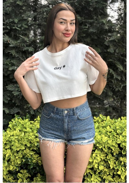 Kadın Beyaz Bisiklet Yaka Baskılı Oversize Crop T-Shirt fırsatları