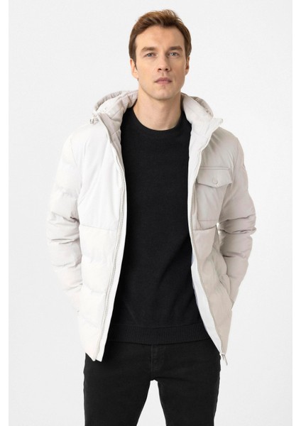 Dar Kalıp Beyaz Kapşonlu Erkek Mont modelleri