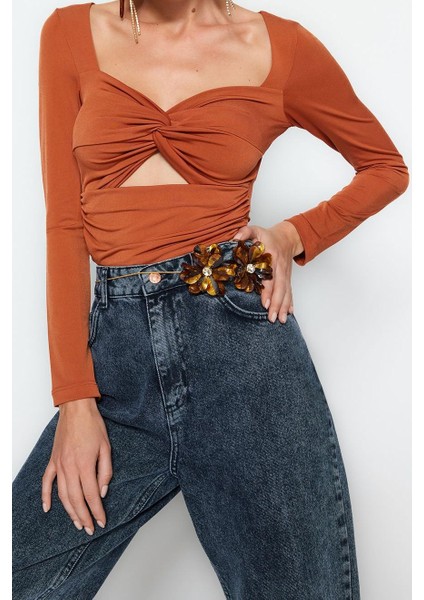 Kadın Moda Şık Crop Kalp Yaka Fitted Kalıp Örme Pencere Cut Out Detaylı Bluz TPRAW24BZ00028